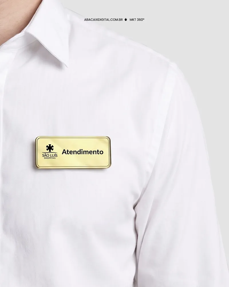 Broche Atendimento dourado no uniforme