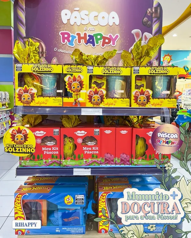 Post do Dia do Cacau com vitrine de ovos de Páscoa e o selo Muuuito + Doçura para sua Páscoa