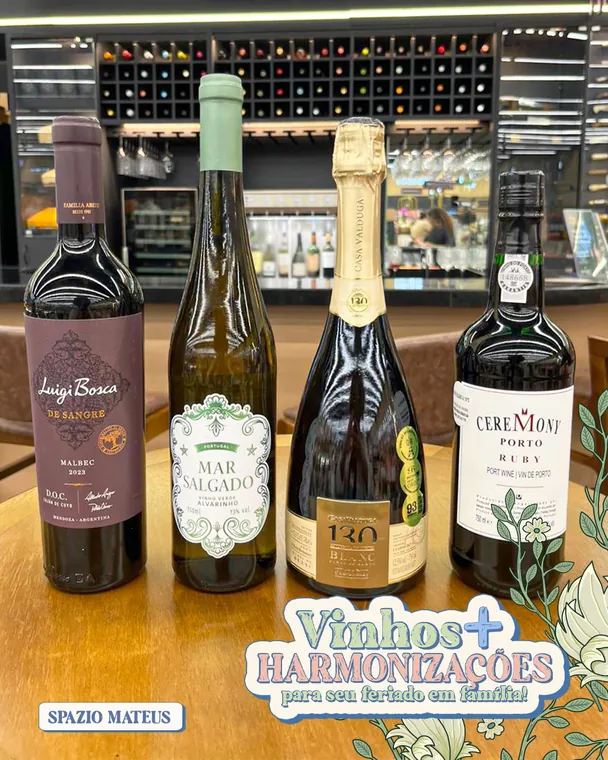 Garrafas de vinho na adega do Spazio com o selo Vinhos + Harmonizações para seu feriado em família