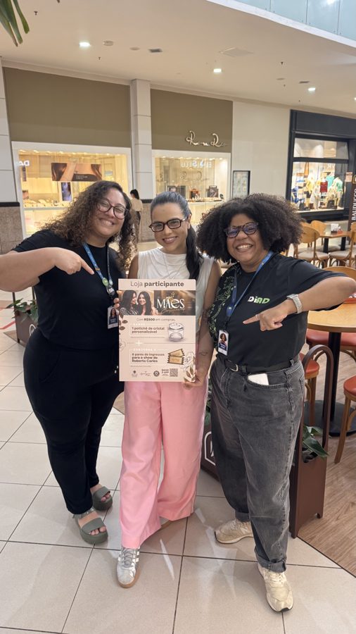 Equipe da Abacaxi num shopping, com o material de uma ação de Dia das Mães