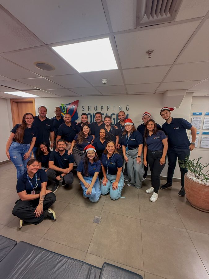 Equipe reunida no Shopping Contagem