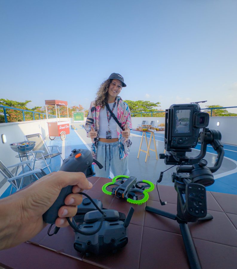 Controle de drone e câmera no tripé num rooftop