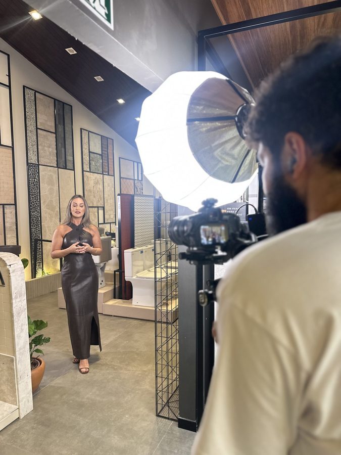 Gravação com apresentadora numa loja de acabamentos