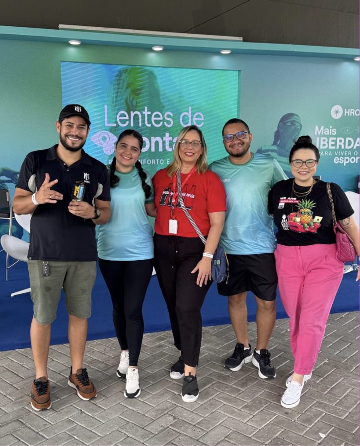 Equipe da Abacaxi com a equipe do Grupo HRO num estande
