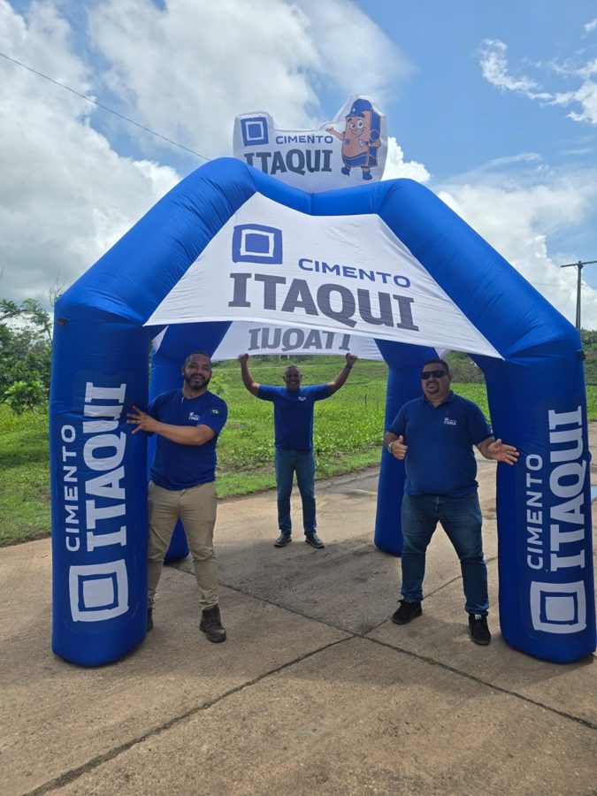 Equipe do Cimento Itaqui sob o arco inflável da marca, numa ativação