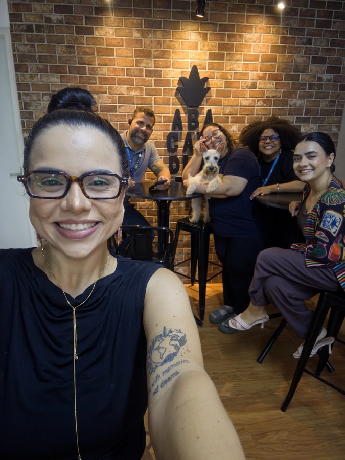 Jade e a equipe da Abacaxi na agência