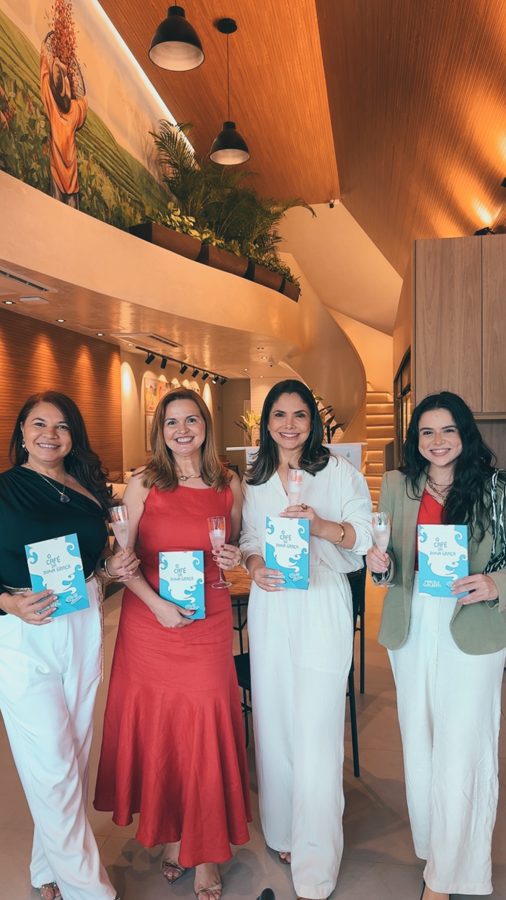 Clientes num lançamento, com livros nas mãos