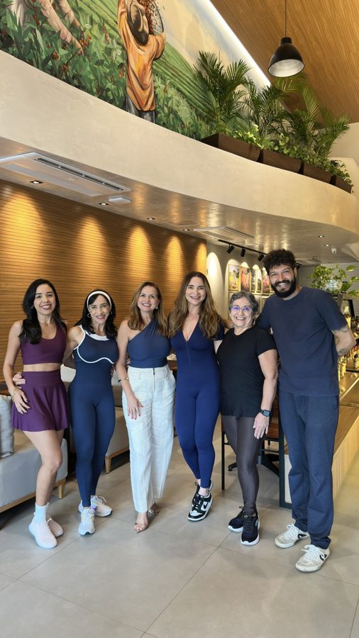 Equipe reunida com clientes num restaurante
