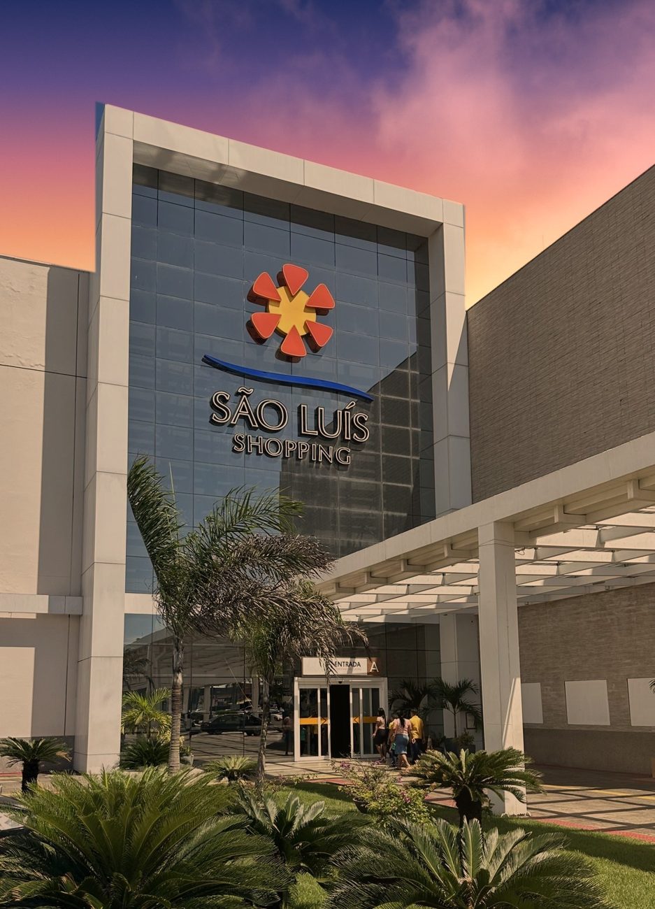 Fachada do São Luís Shopping ao pôr do sol